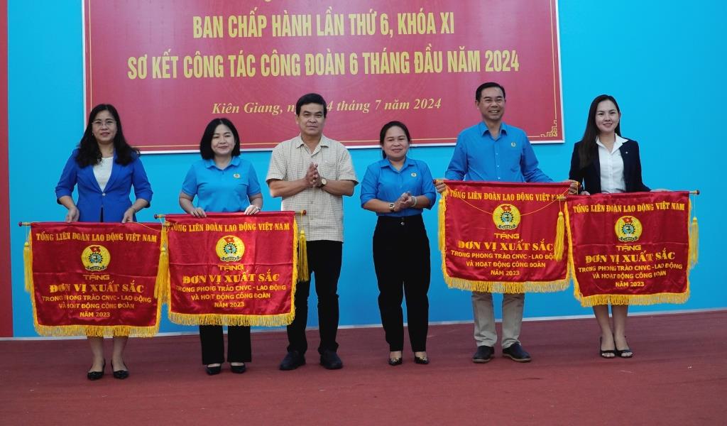 BCH Tổng LĐLĐ Việt Nam tặng Cờ thi đua cho 4 tập thể thuộc LĐLĐ tỉnh, tặng Bằng khen cho 7 tập thể và 14 cá nhân thuộc LĐLĐ tỉnh có thành tích xuất sắc trong phong trào thi đua lao động giỏi và xây dựng tổ chức Công đoàn vững mạnh năm 2023. Ảnh: Nguyên Anh
