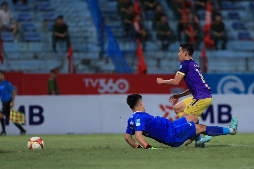Hai Long chớp thời cơ ghi bàn thắng thứ hai cho Hà Nội FC. Ảnh: Minh Dân