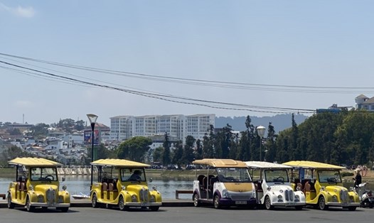 Một điểm đậu đỗ và đón, trả khách tuyến xe điện. Ảnh: Mai Hương