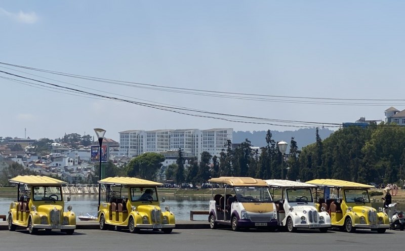 Một điểm đậu đỗ và đón, trả khách tuyến xe điện. Ảnh: Mai Hương