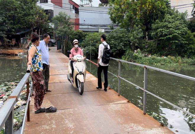 Hàng trăm người dân Hà Nội bất an khi qua cầu phao tạm