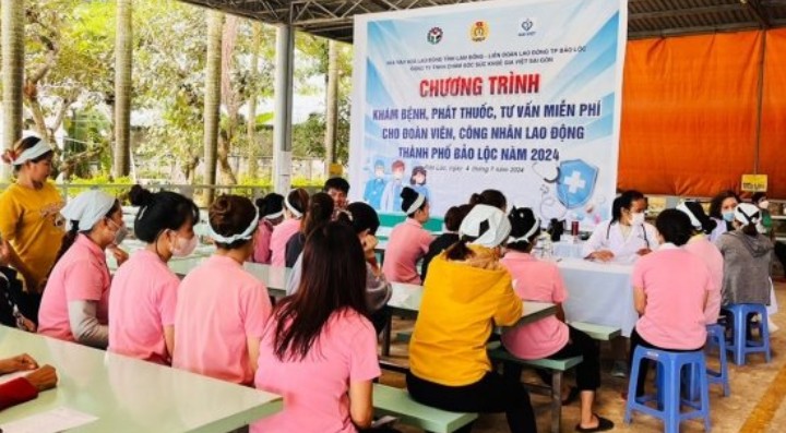 150 người lao động ở Lâm Đồng được khám bệnh, phát thuốc miễn phí. Ảnh: ĐỨC THỆM