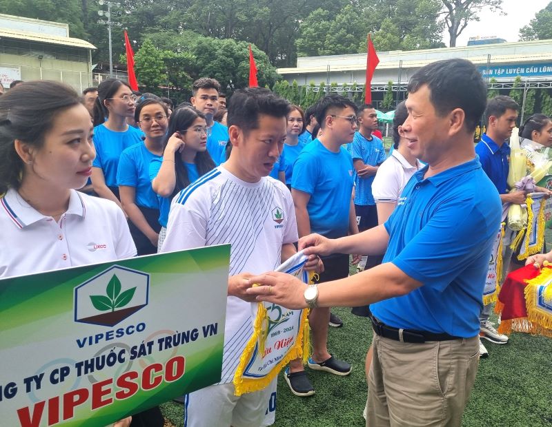 Ông Nguyễn Huy Thông - Chủ tịch Công đoàn Hóa chất Việt Nam - tặng cờ lưu niệm cho các đội tham gia hội thao. Ảnh: Nam Dương 