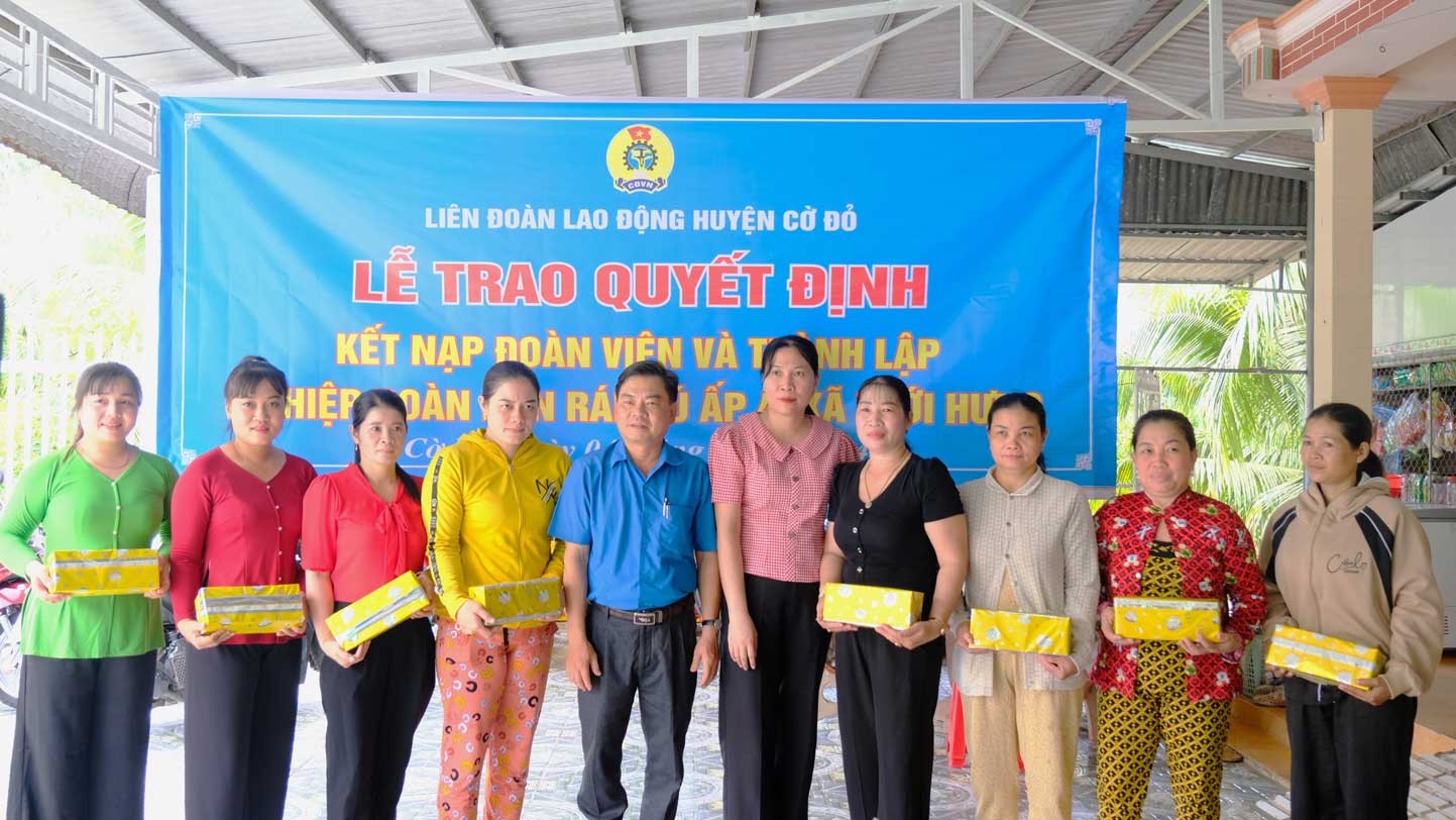 Lễ trao Quyết định kết nạp đoàn viên và thành lập Nghiệp đoàn đan ráp lú ấp 4, xã Thới Hưng. Ảnh: Mỹ Ly