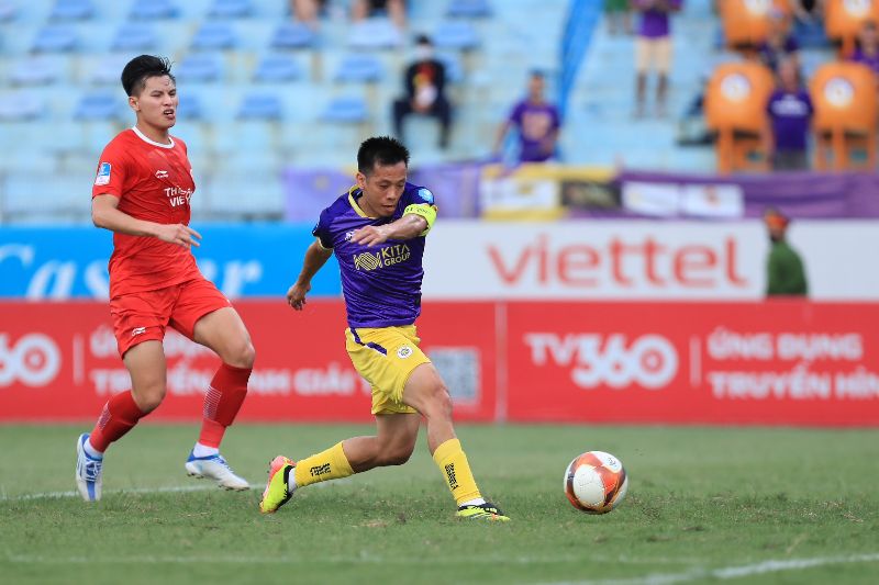 Ngay phút 12, Tim Hall treo bóng vào vòng cấm để Văn Xuân đỡ ngực làm tường cho Văn Quyết vượt qua thủ môn rồi dứt điểm giúp Hà Nội FC vượt lên dẫn trước 1-0.