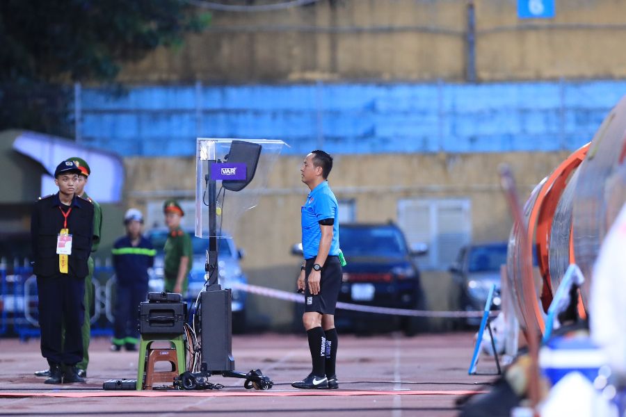 Phút 42, Văn Xuân xâm nhập vòng cấm và bị ngã trong tình huống lao ra cản phá của thủ môn Thế Tài. Trọng tài chính xem lại VAR và cho Hà Nội FC được hưởng quả phạt đền. 