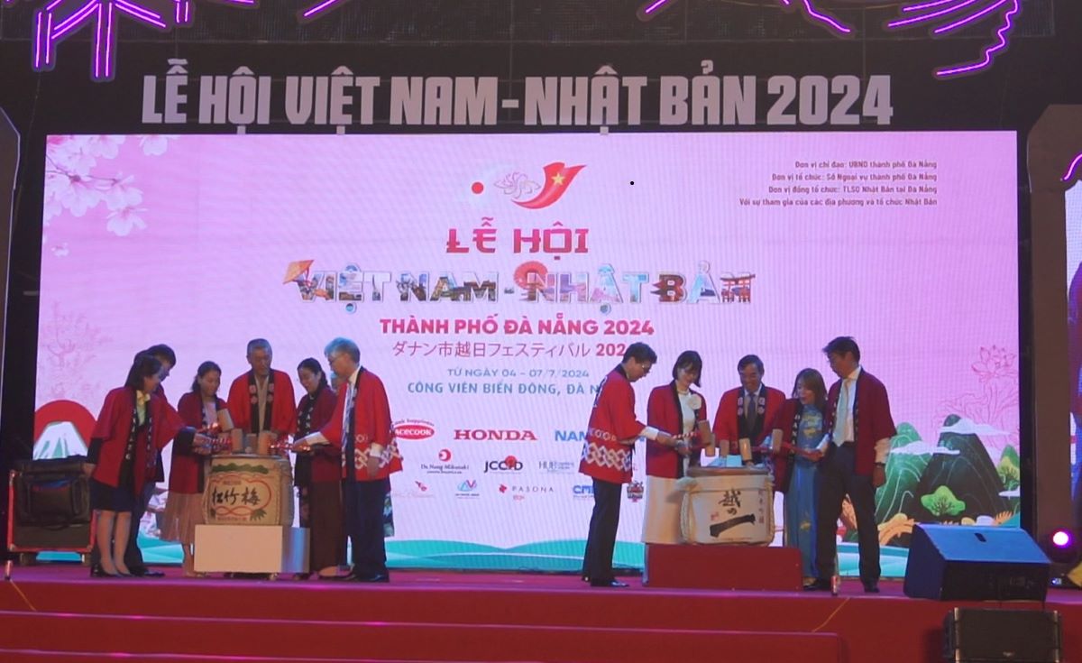 Các đại biểu Đà Nẵng và Nhật Bản thực hiện nghi thức đập rượu khai mạc chương trình. Ảnh: Văn Trực