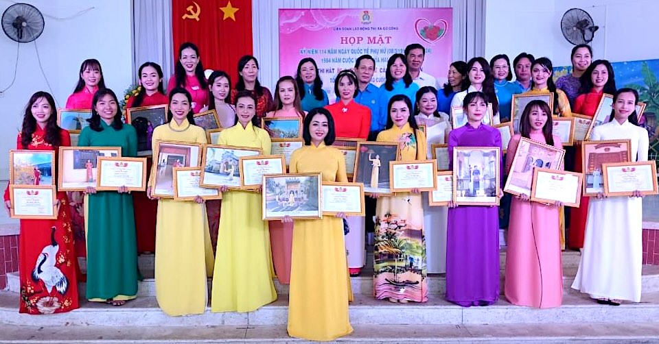 Nữ CNVCLĐ TP Gò Công tại buổi họp mặt kỷ niệm Ngày Quốc tế phụ nữ 8.3. Ảnh: Nga Nguyễn
