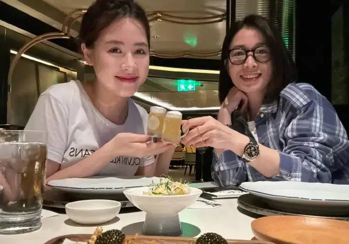 Xa Thi Mạn chia sẻ khoảnh khắc dùng bữa cùng con gái đỡ đầu. Ảnh: Weibo