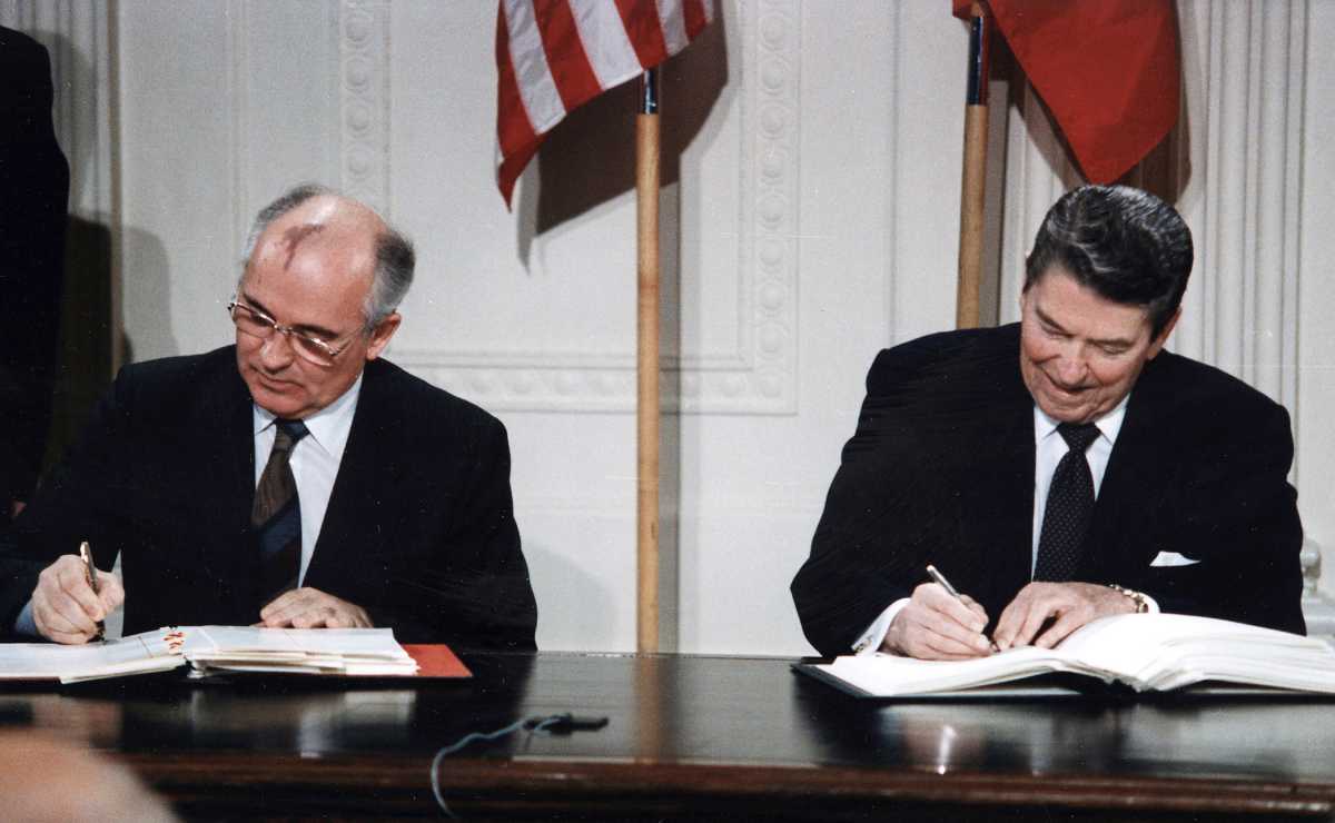 Tổng thống Mỹ Ronald Reagan và Tổng thống Liên Xô Mikhail Gorbachev ký Hiệp ước INF tại Phòng phía Đông của Nhà Trắng, ngày 1.6.1988. Ảnh: Văn phòng Báo chí Nhà Trắng