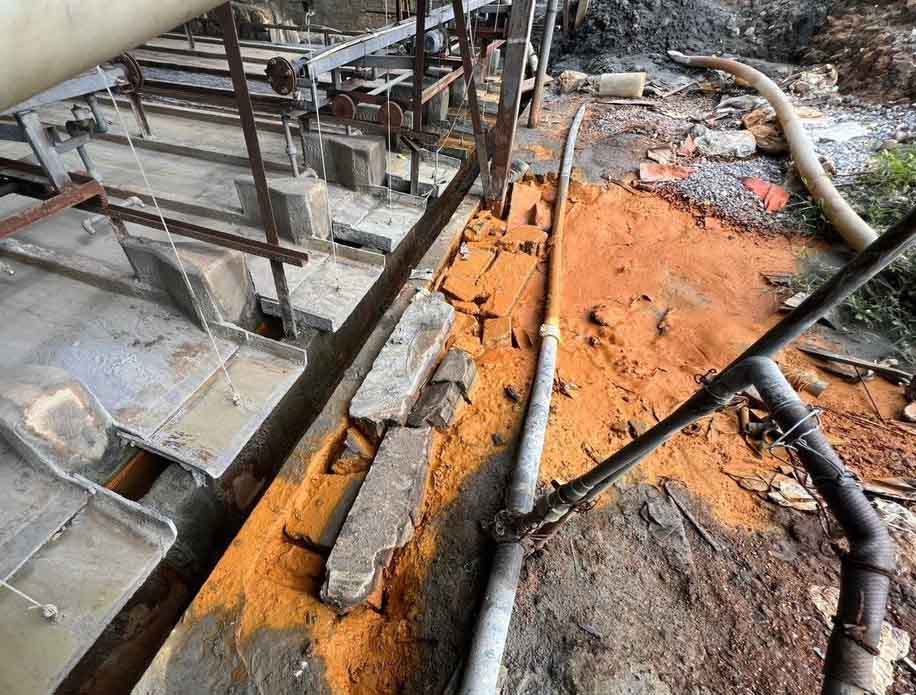 Dấu tích vết bùn vàng đục tại mương thoát nước thải khu vực nhà xưởng của Công ty Thiếc Hà An. Ảnh: Huy Nhâm