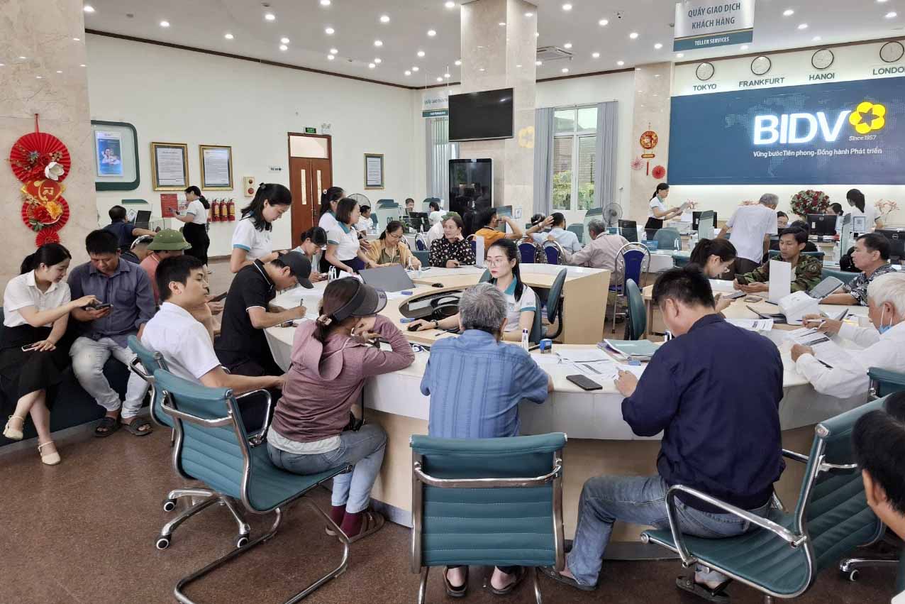 Tại Ngân hàng BIDV chi nhánh Hà Tĩnh cũng rất đông khách hàng đến nhờ cài đặt sinh trắc học. Ảnh: Trần Tuấn.