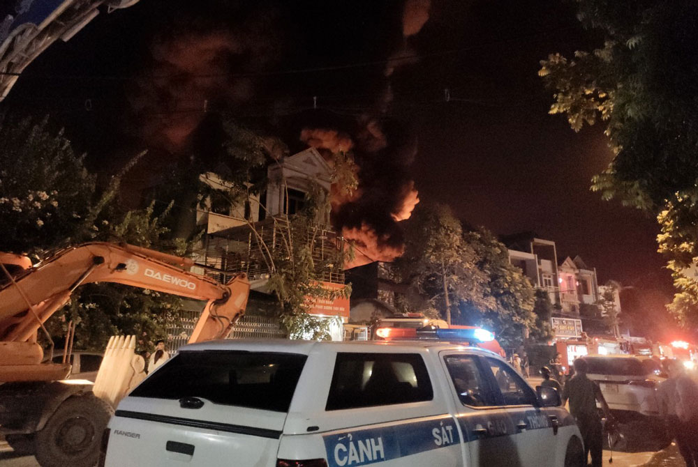 Lực lượng chức năng xuyên đêm dập tắt đám cháy lớn tại xưởng sản xuất gỗ, bao bì ở thành phố Phúc Yên. Ảnh: An Nhiên