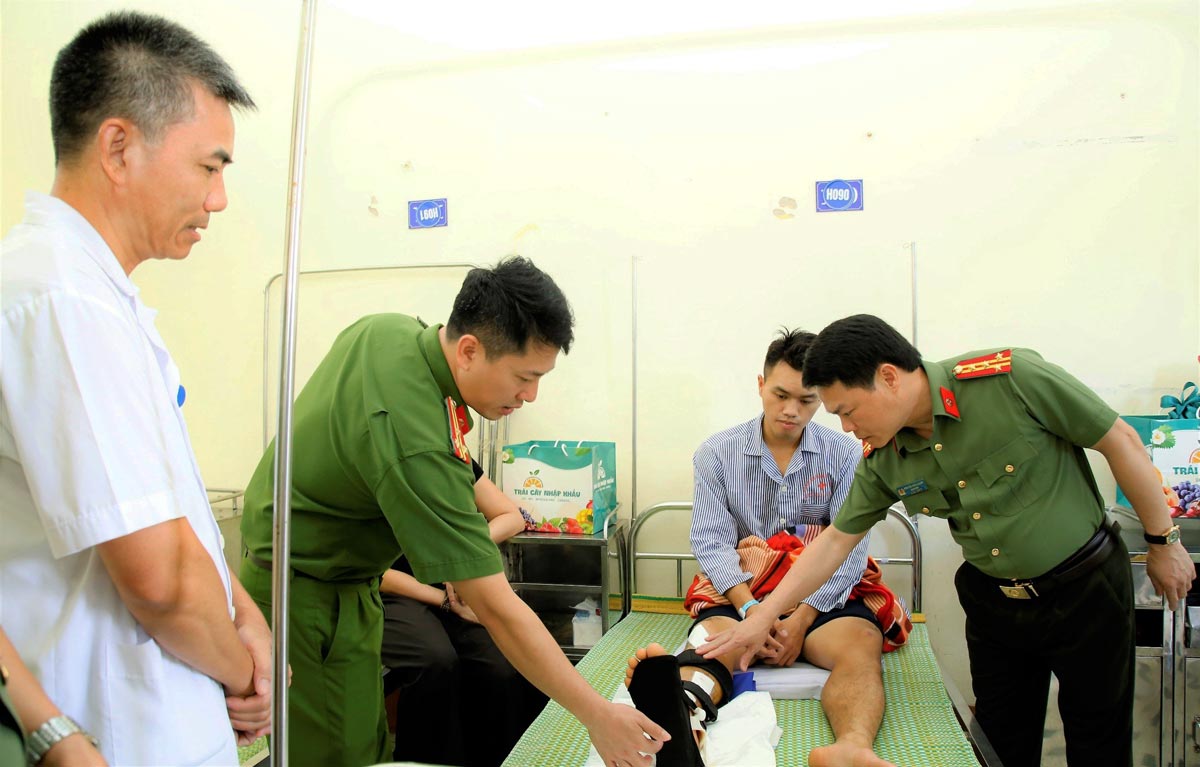 Đại tá Nguyễn Hữu Mạnh - Giám đốc Công an tỉnh Nam Định thăm hỏi sức khỏe, động viên cán bộ chiến sĩ bị thương trong khi làm nhiệm vụ. Ảnh: Công an tỉnh Nam Định