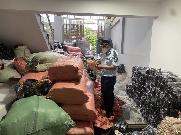 Lực lượng chức năng tỉnh Đắk Lắk kiểm tra một cơ sở kinh doanh sản phẩm không rõ nguồn gốc xuất xứ trên địa bàn TP.Buôn Ma Thuột. Ảnh: Bảo Trung