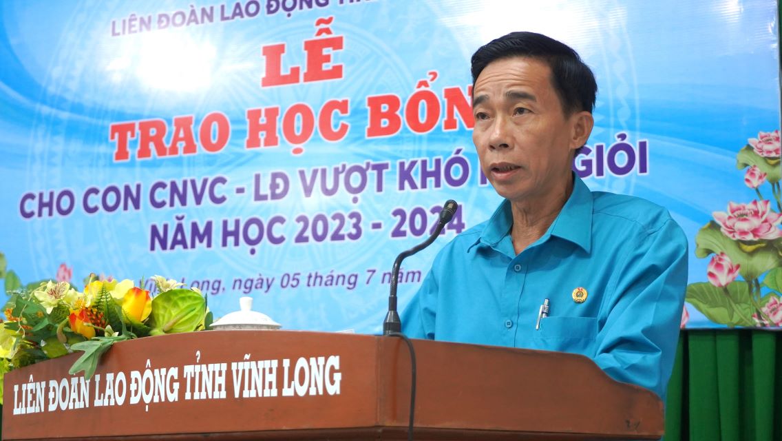 Chủ tịch LĐLĐ tỉnh Vĩnh Long Trần Văn Trạch phát biểu tại buổi lễ. Ảnh: Tạ Quang