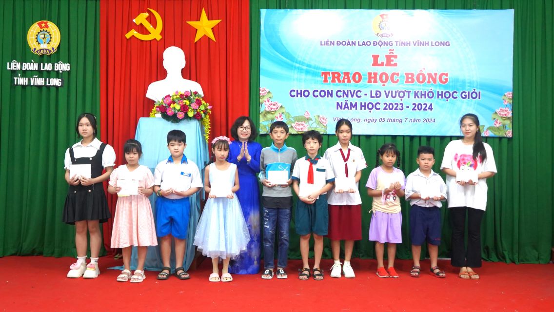 Bà Nguyễn Thị Minh Hạnh - Trưởng Ban Dân vận tỉnh ủy Vĩnh Long trao học bổng cho các em học sinh. Ảnh: Tạ Quang