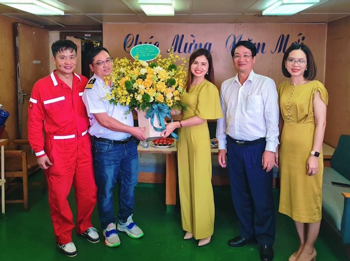 Bà Phạm Thị Thu Hoài (thứ 3 từ phải sang) cùng lãnh đạo Công đoàn Tổng Công ty Hàng hải Việt Nam tặng hoa, động viên sỹ quan, thuyền viên. Ảnh: Nhân vật cung cấp