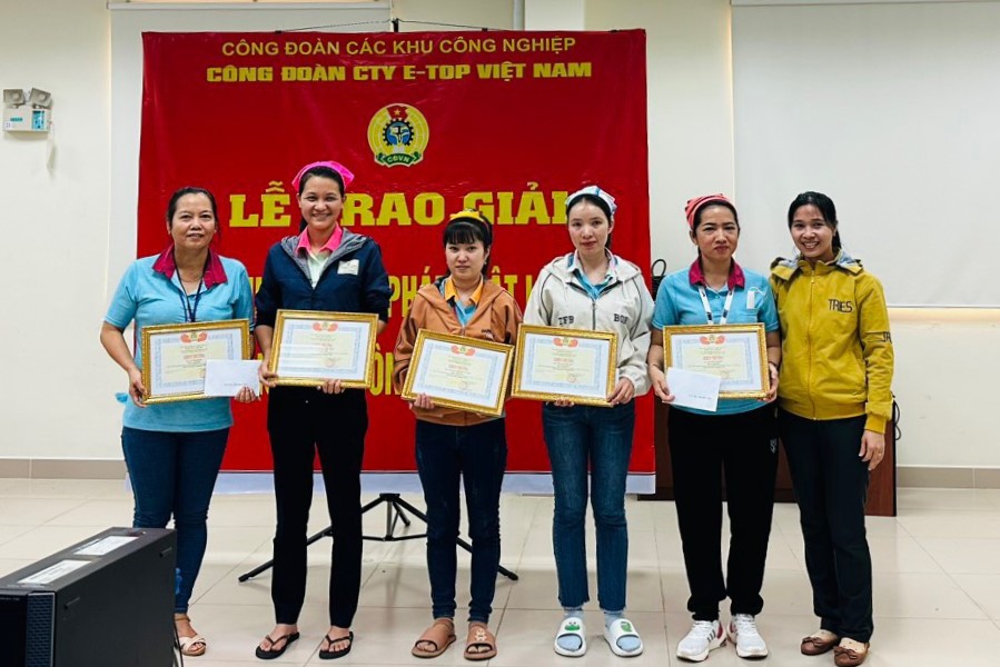 Chị Lê Thị Như Thảo (bìa phải) cùng nữ công nhân trong một hoạt động của tổ chức công đoàn cơ sở. Ảnh: NVCC