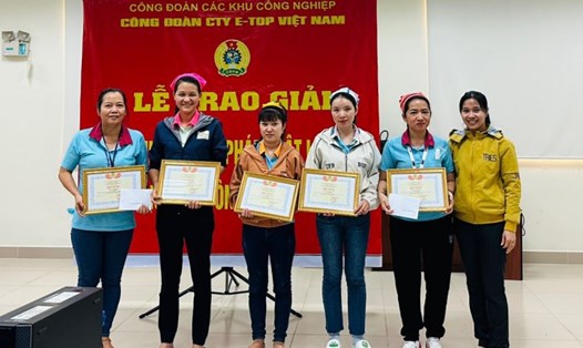 Chị Lê Thị Như Thảo (bìa phải) cùng nữ công nhân trong một hoạt động của tổ chức công đoàn cơ sở. Ảnh: NVCC