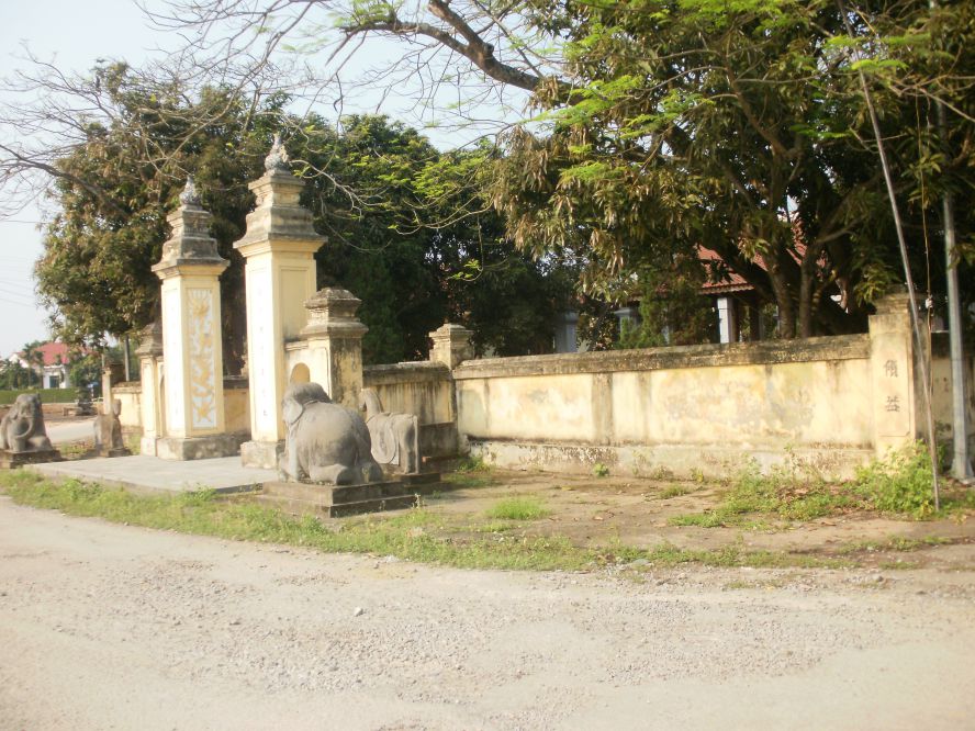 Tiền môn đền Voi Nẹp.