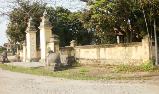 Tiền môn đền Voi Nẹp.