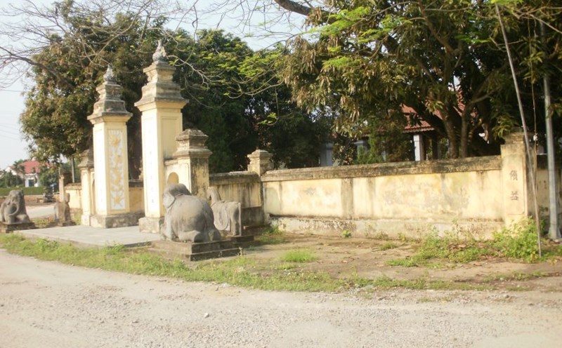 Tiền môn đền Voi Nẹp.