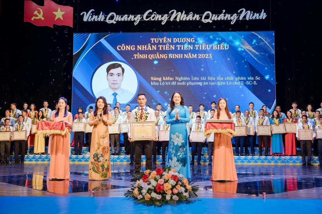 Lễ Tuyên dương Công nhân tiên tiến tiêu biểu tỉnh Quảng Ninh năm 2023. Ảnh: Phạm Nga