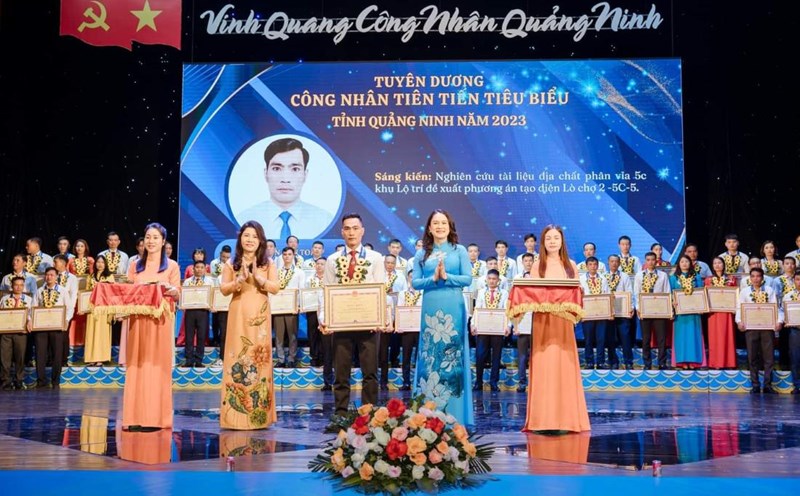 Lễ Tuyên dương Công nhân tiên tiến tiêu biểu tỉnh Quảng Ninh năm 2023. Ảnh: Phạm Nga