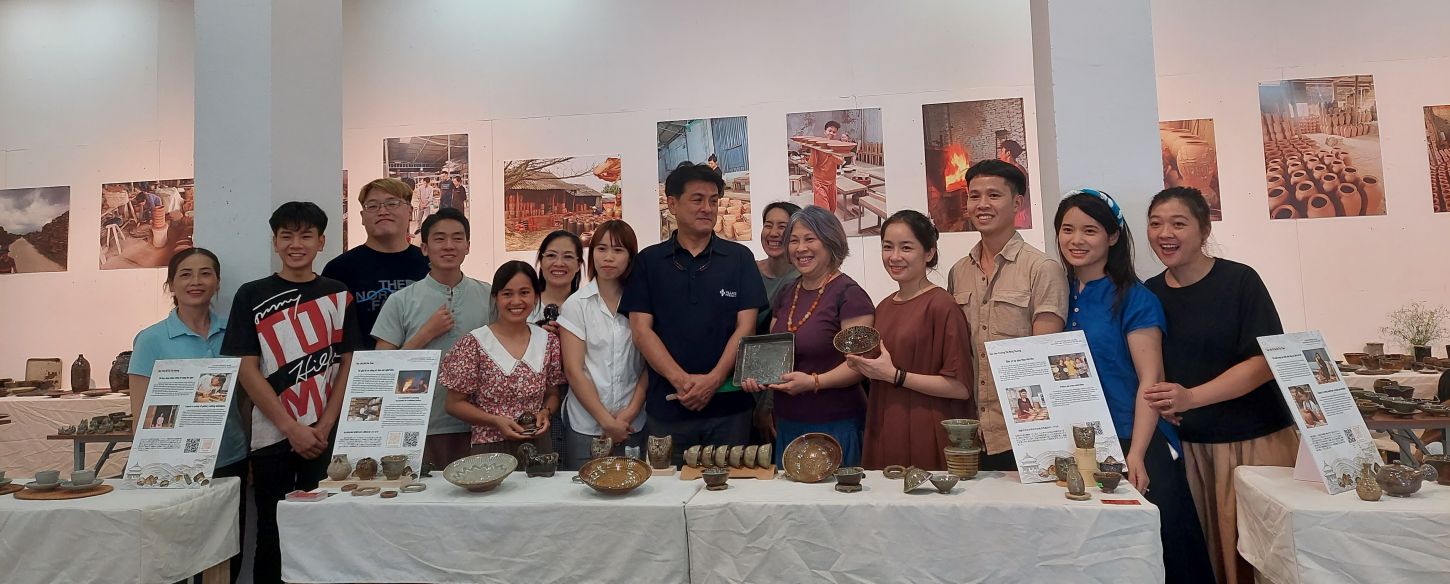 Học viên, nghệ nhân và khách tham quan chụp ảnh lưu niệm.