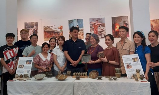 Học viên, nghệ nhân và khách tham quan chụp ảnh lưu niệm.