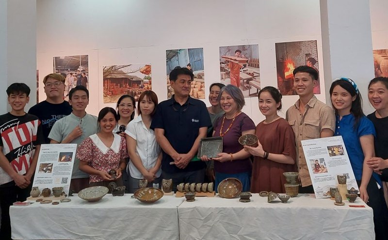 Học viên, nghệ nhân và khách tham quan chụp ảnh lưu niệm.