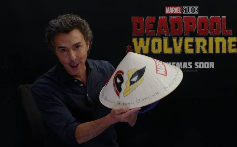Đạo diễn Shawn Levy check-in với nón lá Việt Nam. Ảnh: NSX