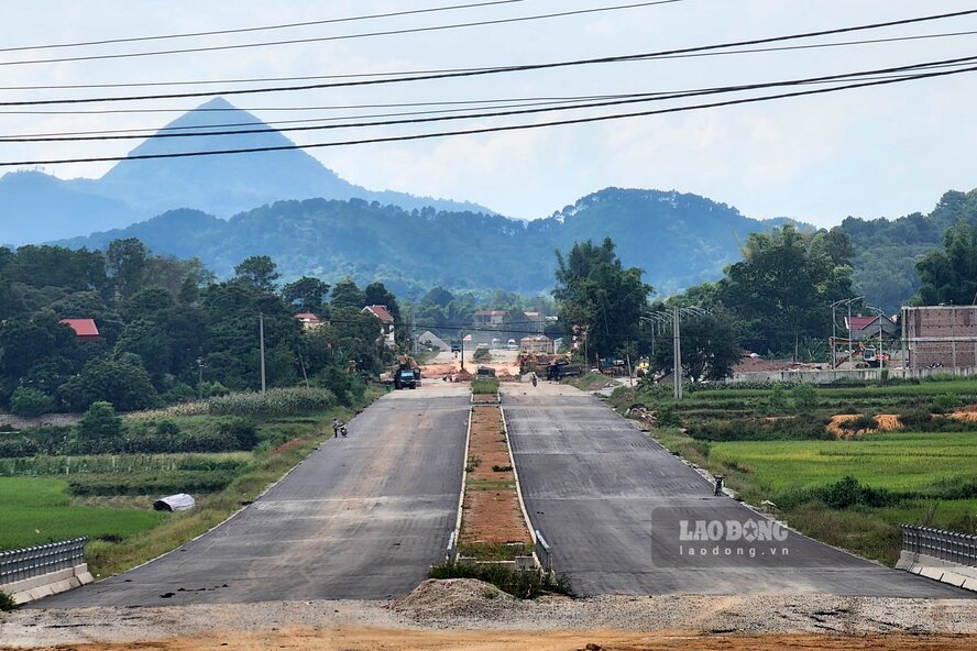 Theo ghi nhận của phóng viên Báo Lao Động những ngày đầu tháng 7, trong hơn 14km chiều dài toàn tuyến, nhiều đoạn đã được thảm nhựa, rải cấp phối đá dăm, các đoạn còn lại sau khi hoàn thành giải phóng mặt bằng đã được khẩn trương thi công. Ảnh: Tô Công.