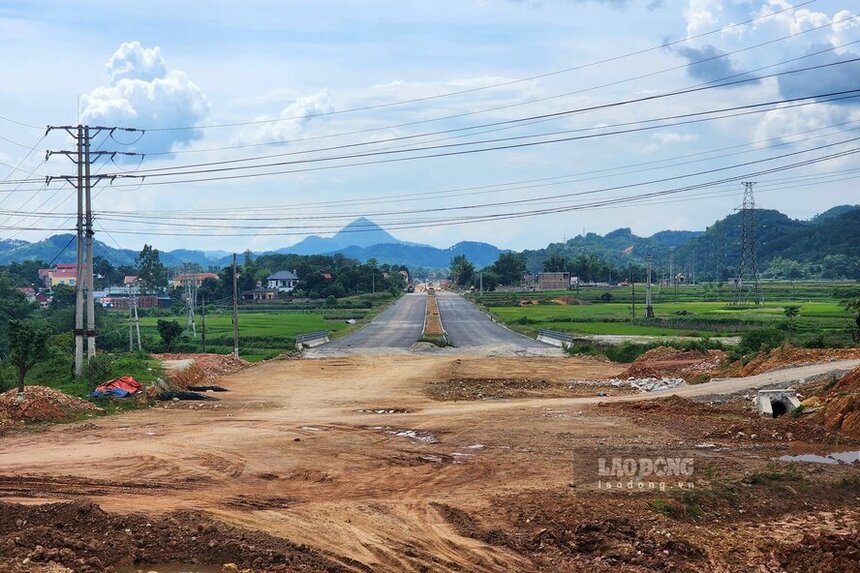 Trao đổi với phóng viên Báo Lao Động, ông Hoàng Mạnh Cường - Phó Chủ tịch UBND huyện Cao Lộc - cho biết, vừa qua, huyện đã hoàn thành công tác giải phóng mặt bằng tuyến chính của dự án (qua xã Hợp Thành, xã Gia Cát của huyện Cao Lộc); các kiến nghị, phản ánh của người dân liên quan đến việc thu hồi đất phục vụ dự án cơ bản đã được giải quyết. Ảnh: Tô Công.