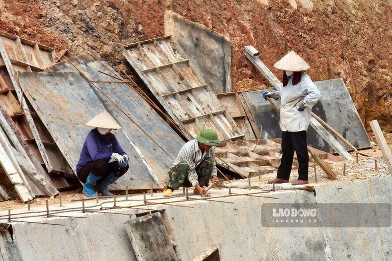 Các công nhân tại công trường gồng mình làm việc dưới thời tiết oi nóng. Ảnh: Tô Công.