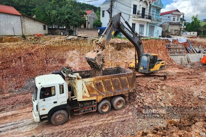 Các cáy móc, phương tiện tiến hành đào đắp nền đường ở các vị trí vừa được giải tỏa và bàn giao mặt bằng. Ảnh: Tô Công.