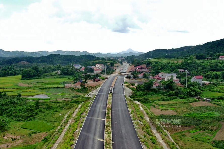 Được khởi công từ ngày 28.4.2021, công trình dự án Cải tạo, nâng cấp Quốc lộ 4B đoạn Km3+700 - Km18 (tuyến đường nối từ đầu TP Lạng Sơn đến khu vực ngã 3 chân núi Mẫu Sơn) đến nay đã thành hình. Ảnh: Tô Công.