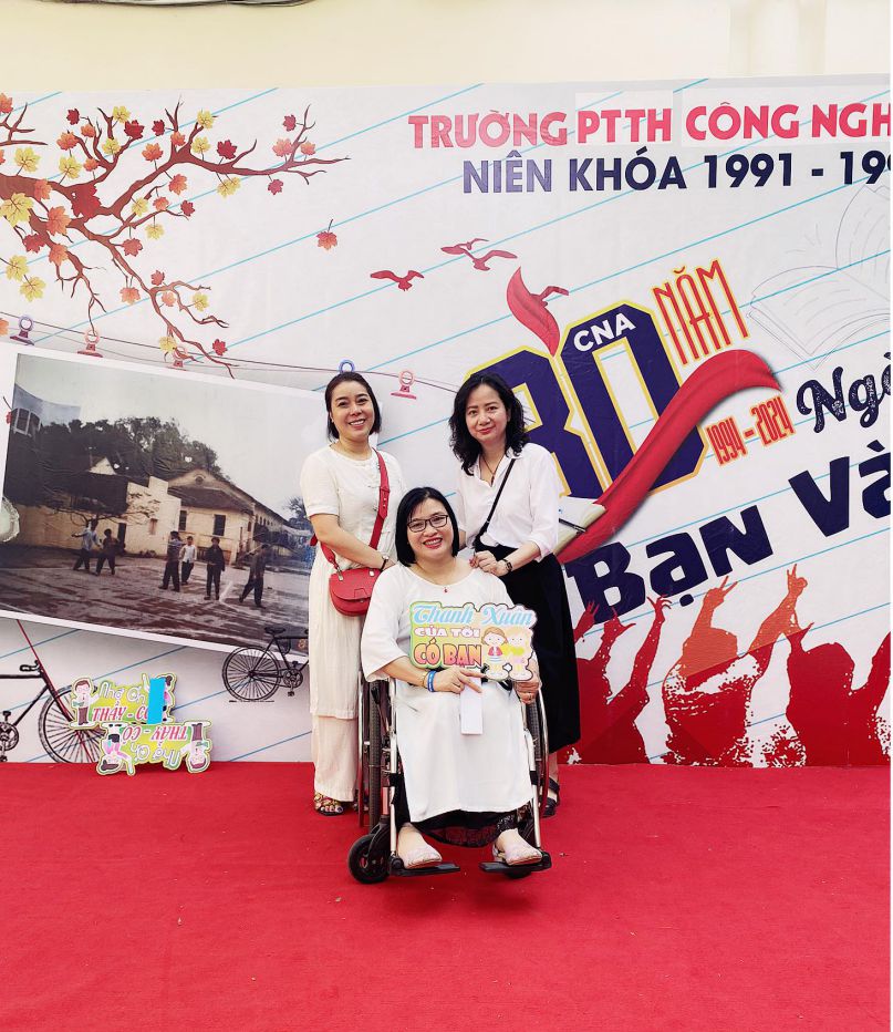 Tác giả (giữa) cùng những người bạn trong những ngày về lại trường xưa.