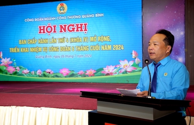 Ông Phan Mạnh Hùng - Chủ tịch Công đoàn ngành Công Thương tỉnh Quảng Bình phát biểu tại hội nghị. Ảnh: Công Sáng