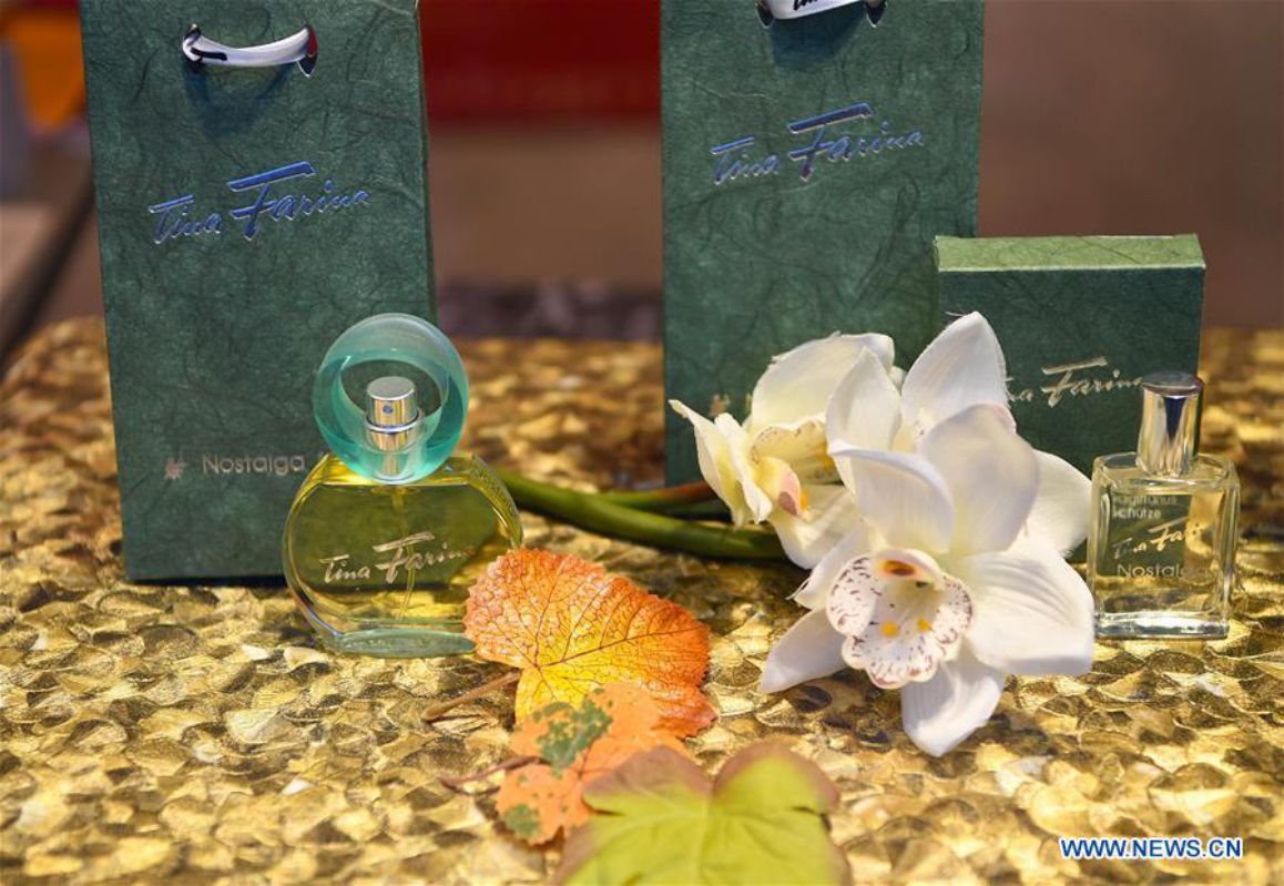 Nước hoa Eau de Cologne bày bán tại một cửa hàng nước hoa ở Cologne, Đức năm 2019. Nước hoa Eau de Cologne ra mắt vào năm 1709, sau đó trở thành một trong những loại nước hoa nổi tiếng toàn thế giới. Ảnh: Xinhua