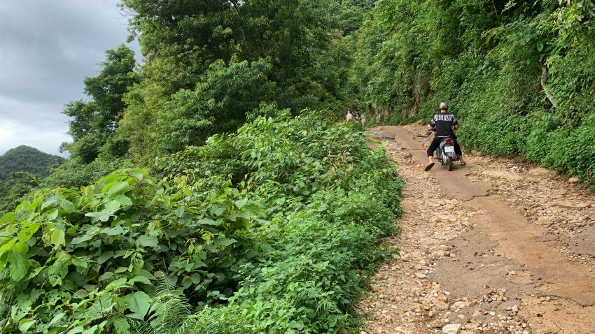 Đường đến Hang Táu đầy thử thách.