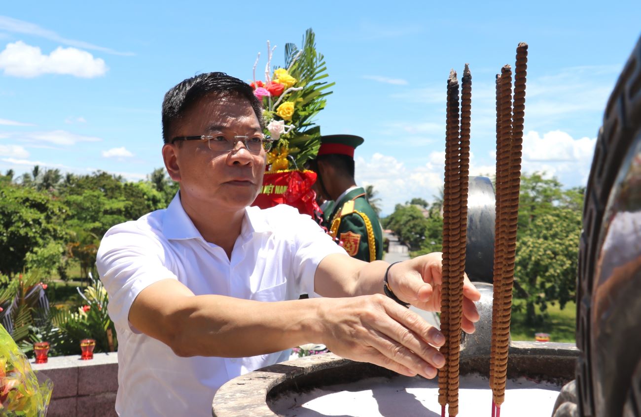 Phó Thủ tướng Chính phủ Lê Thành Long dâng hương lên các anh hùng liệt sĩ ở Thành cổ Quảng Trị. Ảnh: Hưng Thơ.