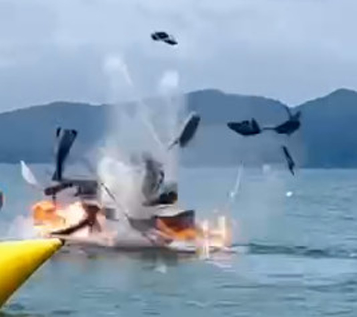 Nổ mô tô nước tại bãi biển huyện Cô Tô. Ảnh: Chụp lại từ video