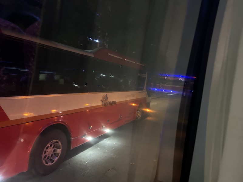 Buses transporting candidates from Hanoi to Tuyen Quang for the exam depart when it is still dark. Photo: PV Group.