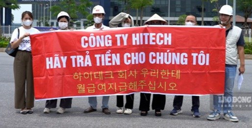 Một số chủ doanh nghiệp, người lao động căng băng rôn yêu cầu Công ty Hitech Vina thanh toán công nợ. Ảnh: Đền Phú 