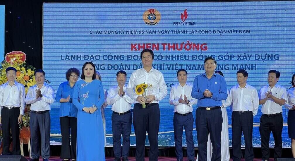 Ông Phan Văn Anh - Phó Chủ tịch Tổng LĐLĐVN và bà Nghiêm Thuỳ Lan trao biểu trưng chúc mừng, ghi nhận đóng góp của các cán bộ Công đoàn Dầu khí. Ảnh: Kiều Vũ
