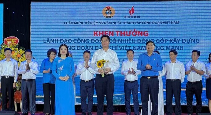 CĐ Dầu khí Việt Nam khen thưởng nhân 95 năm Ngày thành lập Công đoàn Việt Nam