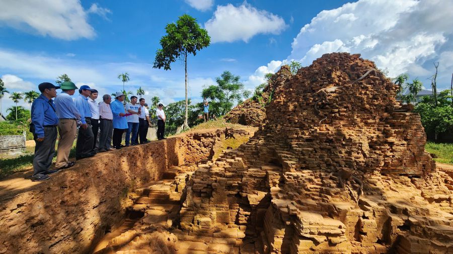 Các chuyên gia, nhà nghiên cứu, lãnh đạo ngành văn hóa tại Thừa Thiên - Huế đi thực địa hiện trường khai quật khảo cổ di tích Tháp đôi Liễu Cốc. Ảnh: Phúc Đạt