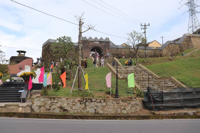 Dự án bảo tồn, tu bổ, phục hồi và phát huy giá trị di tích quốc gia Hải Vân Quan khởi công từ tháng 12.2021 với tổng mức đầu tư hơn 42 tỉ đồng. Ảnh: Nguyễn Linh